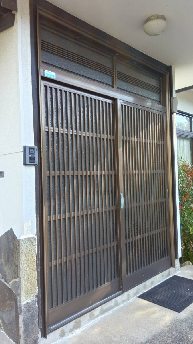 山口西京トーヨー住器 長門の玄関引戸リフォーム　リシェント　カバー工法の施工前の写真1