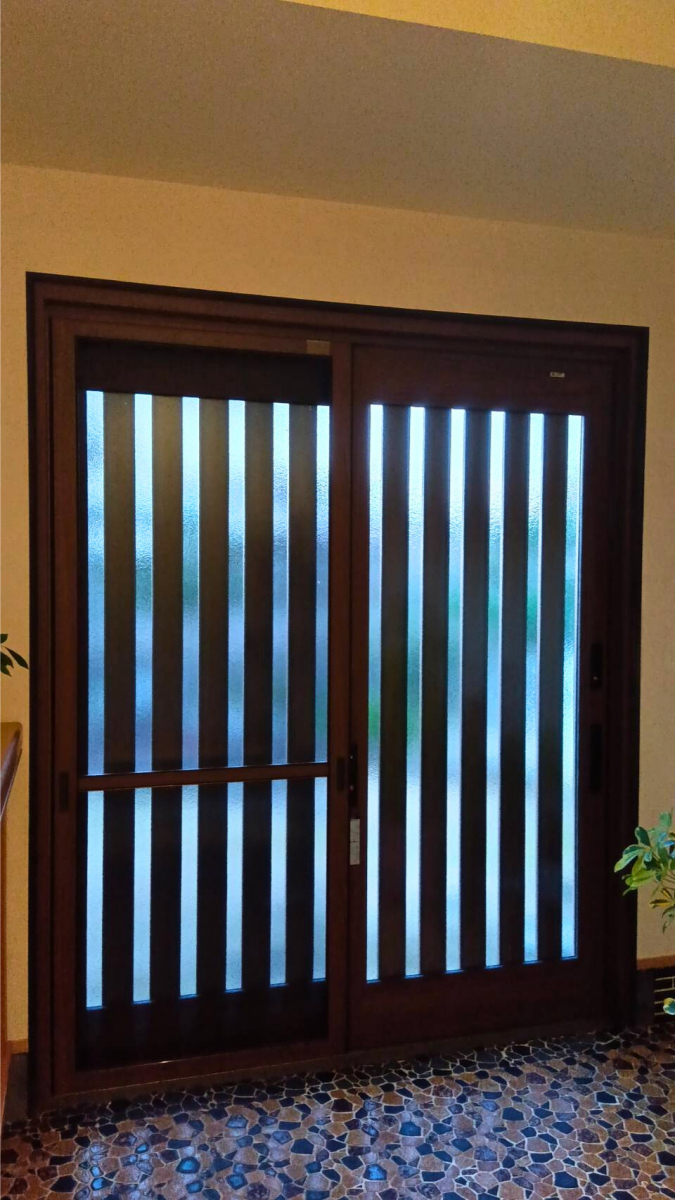 山口西京トーヨー住器 長門の玄関引戸リフォーム　リシェント　カバー工法の施工後の写真2