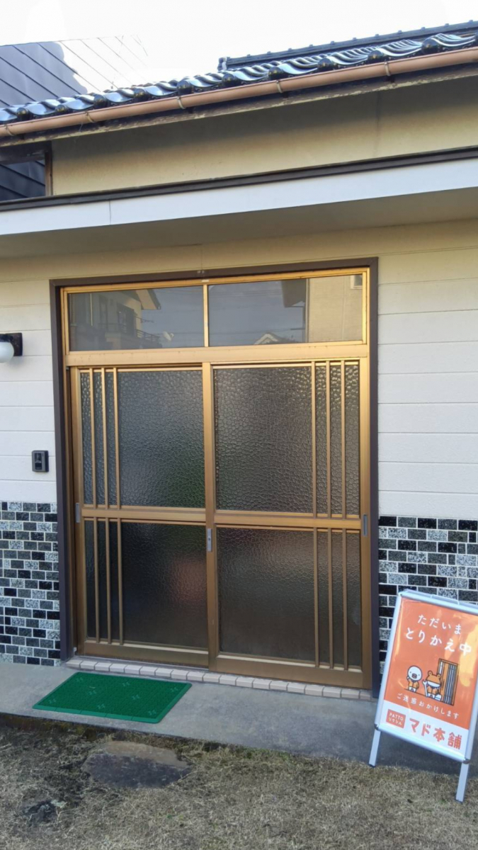 山口西京トーヨー住器 長門の玄関引戸リフォーム　リシェント　カバー工法の施工前の写真1