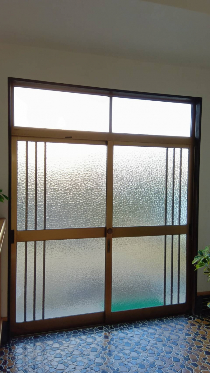 山口西京トーヨー住器 長門の玄関引戸リフォーム　リシェント　カバー工法の施工前の写真2