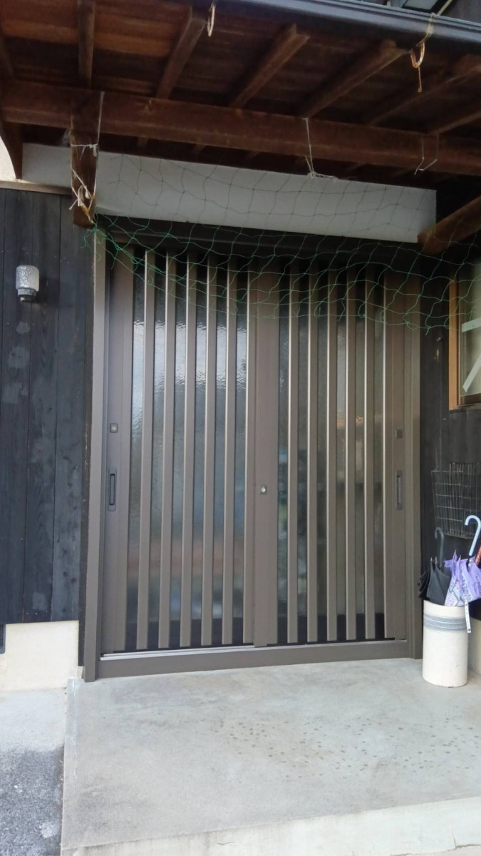 山口西京トーヨー住器 長門の玄関リフォーム　リシェント　カバー工法の施工後の写真1