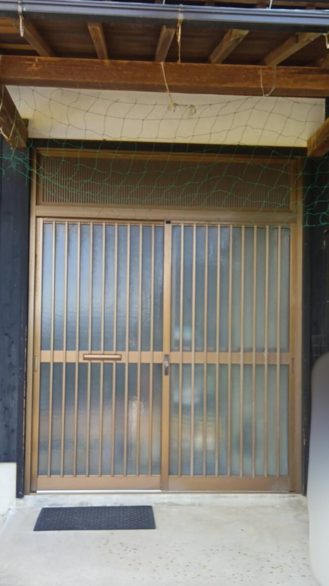 山口西京トーヨー住器 長門の玄関リフォーム　リシェント　カバー工法の施工前の写真1