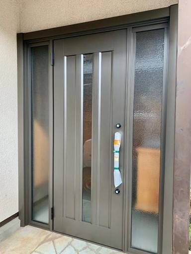 山口西京トーヨー住器の玄関リフォーム リシェント カバー工法 玄関ドア 取換え工事の施工後の写真1