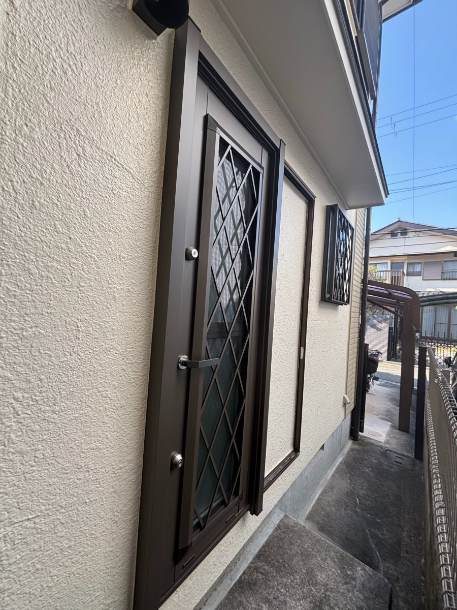 リフォームきたむらの兵庫県伊丹市N様邸|断熱と防犯性、そしてプライバシー。安心・快適な勝手口へリフォームの施工後の写真1
