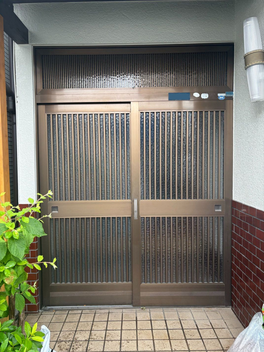 リフォームきたむらの大阪府松原市S様邸｜使いづらかった玄関が軽く静かに。コストを抑えた玄関引戸リフォームの施工前の写真1