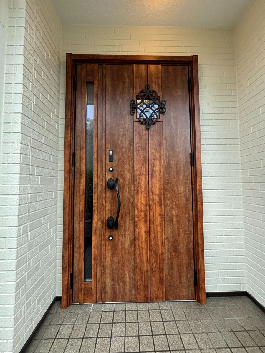 リフォームきたむらの兵庫県宝塚市K様邸｜女性に人気なモダンデザイン！電子錠で便利になった玄関ドアリフォームの施工後の写真1