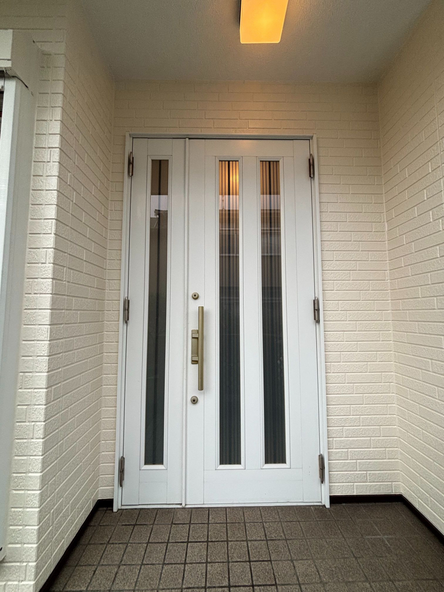 リフォームきたむらの兵庫県宝塚市K様邸｜女性に人気なモダンデザイン！電子錠で便利になった玄関ドアリフォームの施工前の写真1