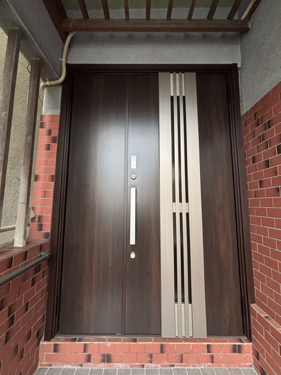 リフォームきたむらの大阪府堺市I様邸｜玄関引戸から実用的な玄関ドアリフォームの施工後の写真1