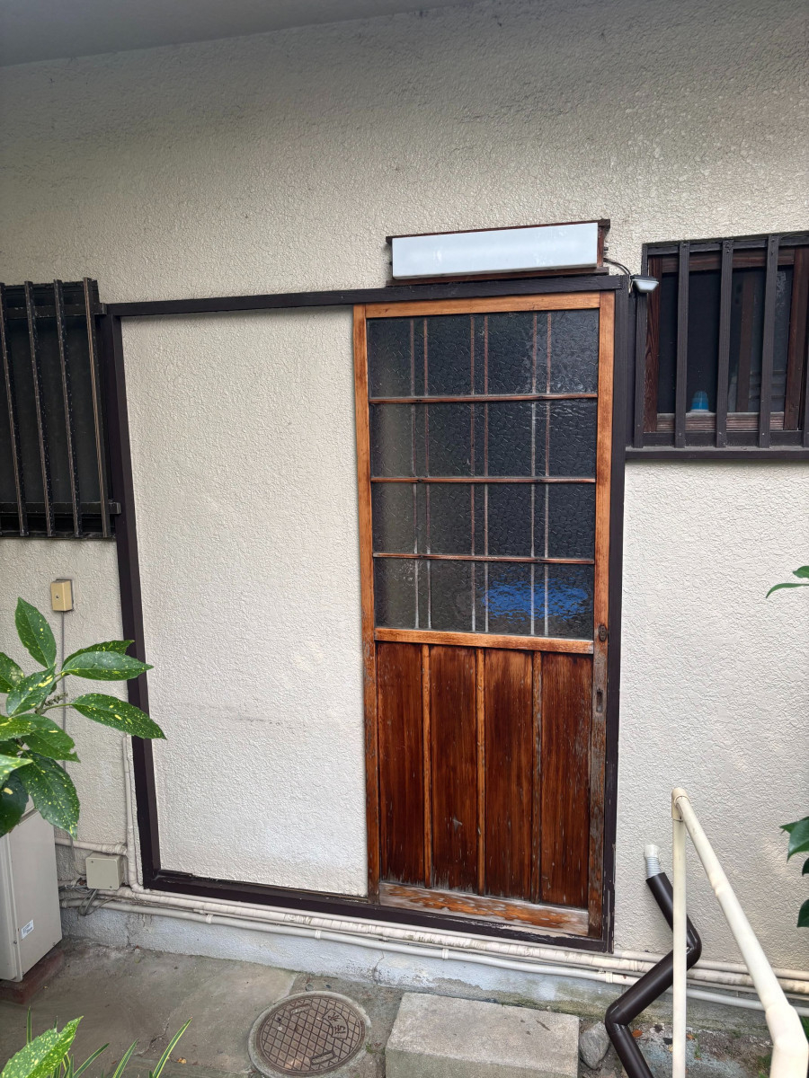 リフォームきたむらの兵庫県川西市S様邸｜毎日を快適に。勝手口ドアリフォームの施工前の写真1