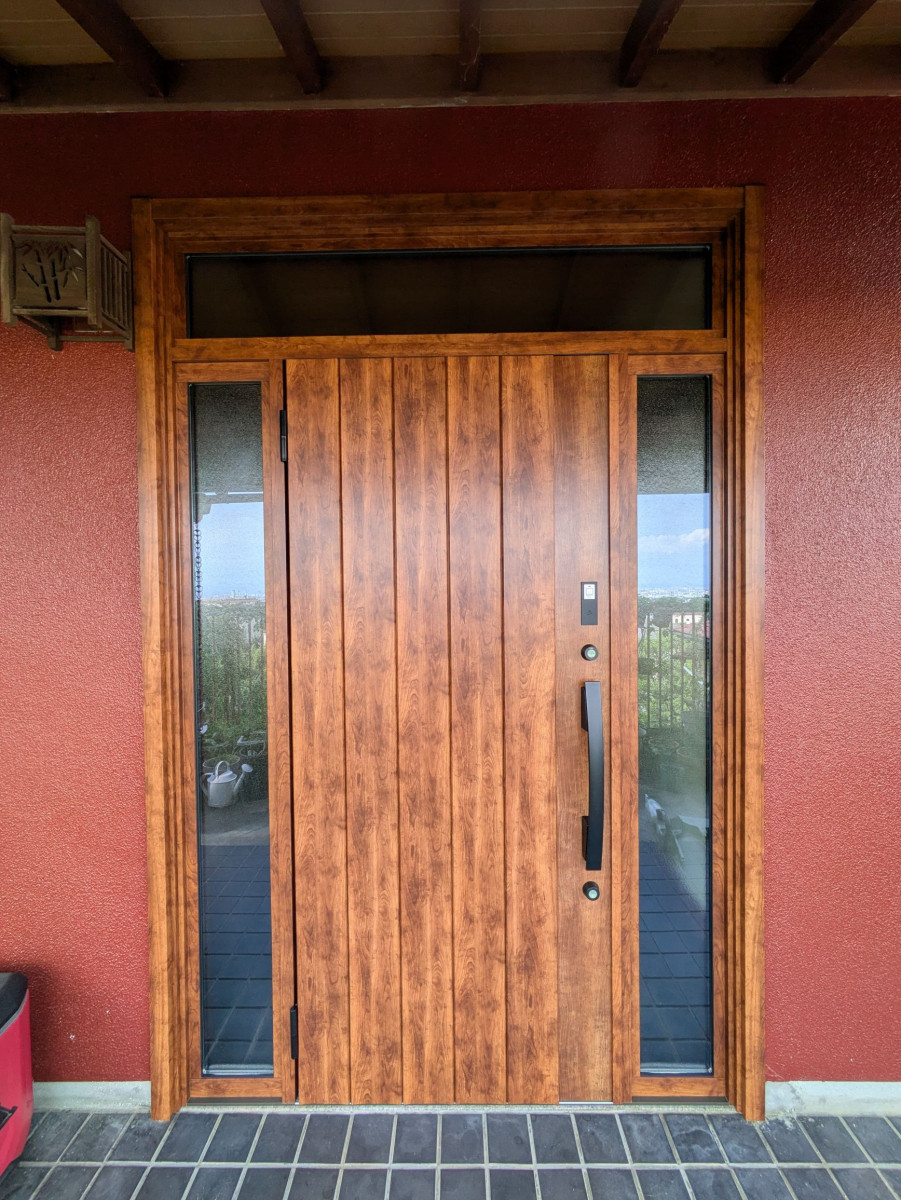 リフォームきたむらの兵庫県西宮市T様邸｜和風の玄関引戸が、重厚感あるモダンな玄関ドアへの施工後の写真1
