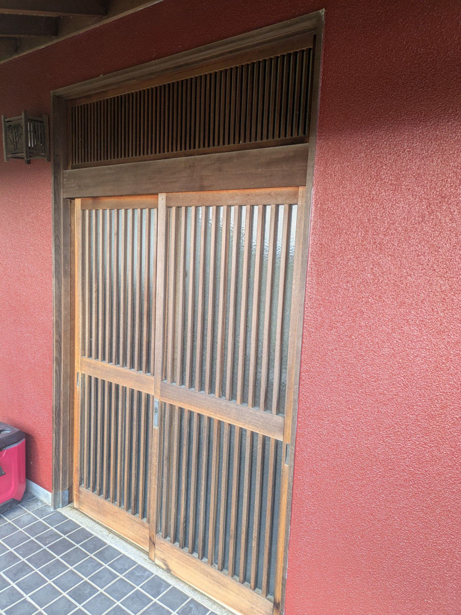 リフォームきたむらの兵庫県西宮市T様邸｜和風の玄関引戸が、重厚感あるモダンな玄関ドアへの施工前の写真1