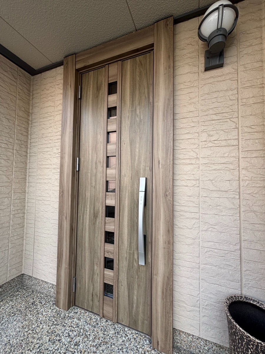 リフォームきたむらの兵庫県西宮市M様邸｜家の雰囲気にマッチ！暖かみのある玄関ドアリフォームの施工後の写真1