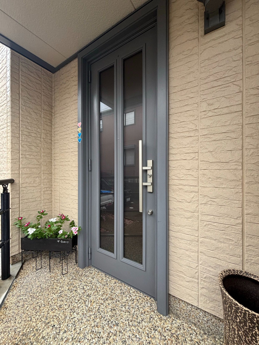 リフォームきたむらの兵庫県西宮市M様邸｜家の雰囲気にマッチ！暖かみのある玄関ドアリフォームの施工前の写真1