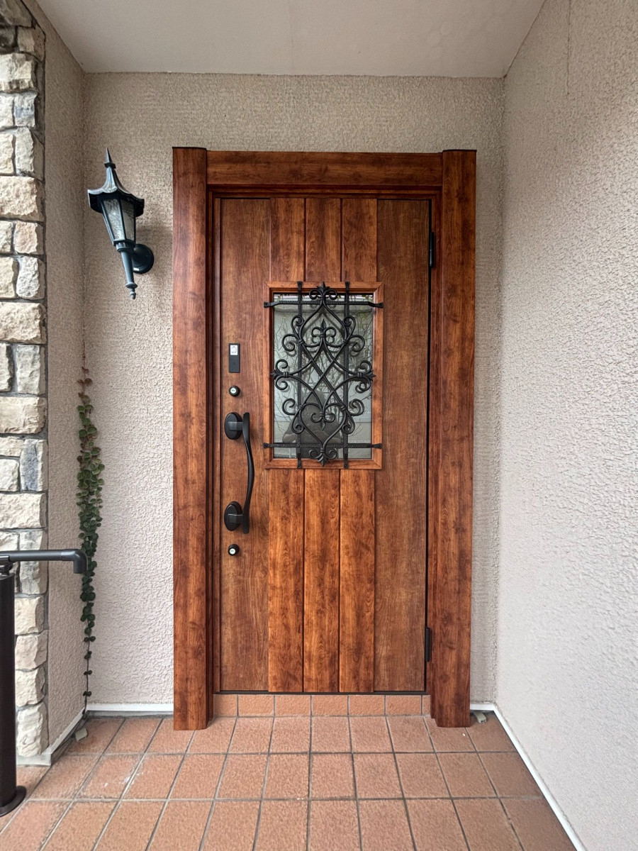 リフォームきたむらの兵庫県川西市Y様邸｜輸入住宅に似合うアンティーク調玄関ドアへの施工後の写真1