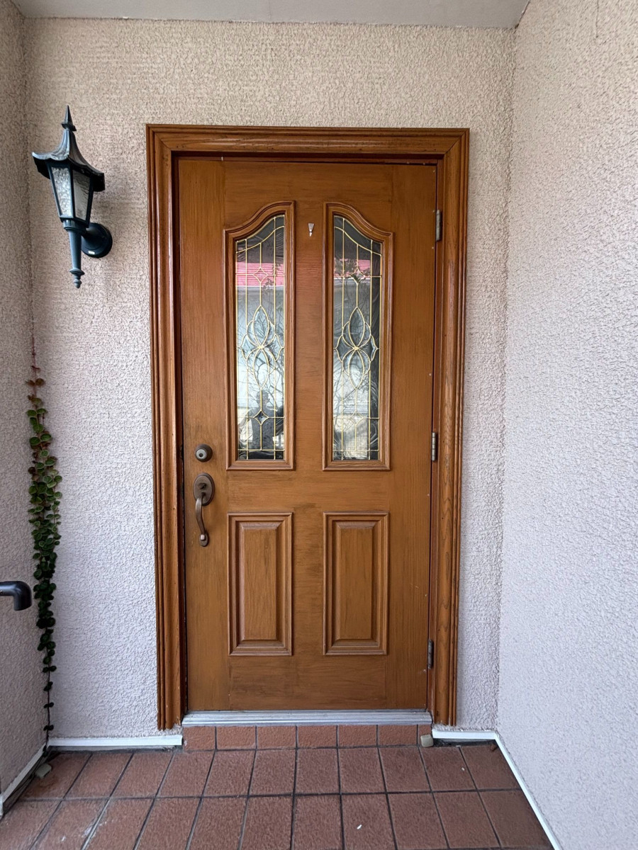リフォームきたむらの兵庫県川西市Y様邸｜輸入住宅に似合うアンティーク調玄関ドアへの施工前の写真1