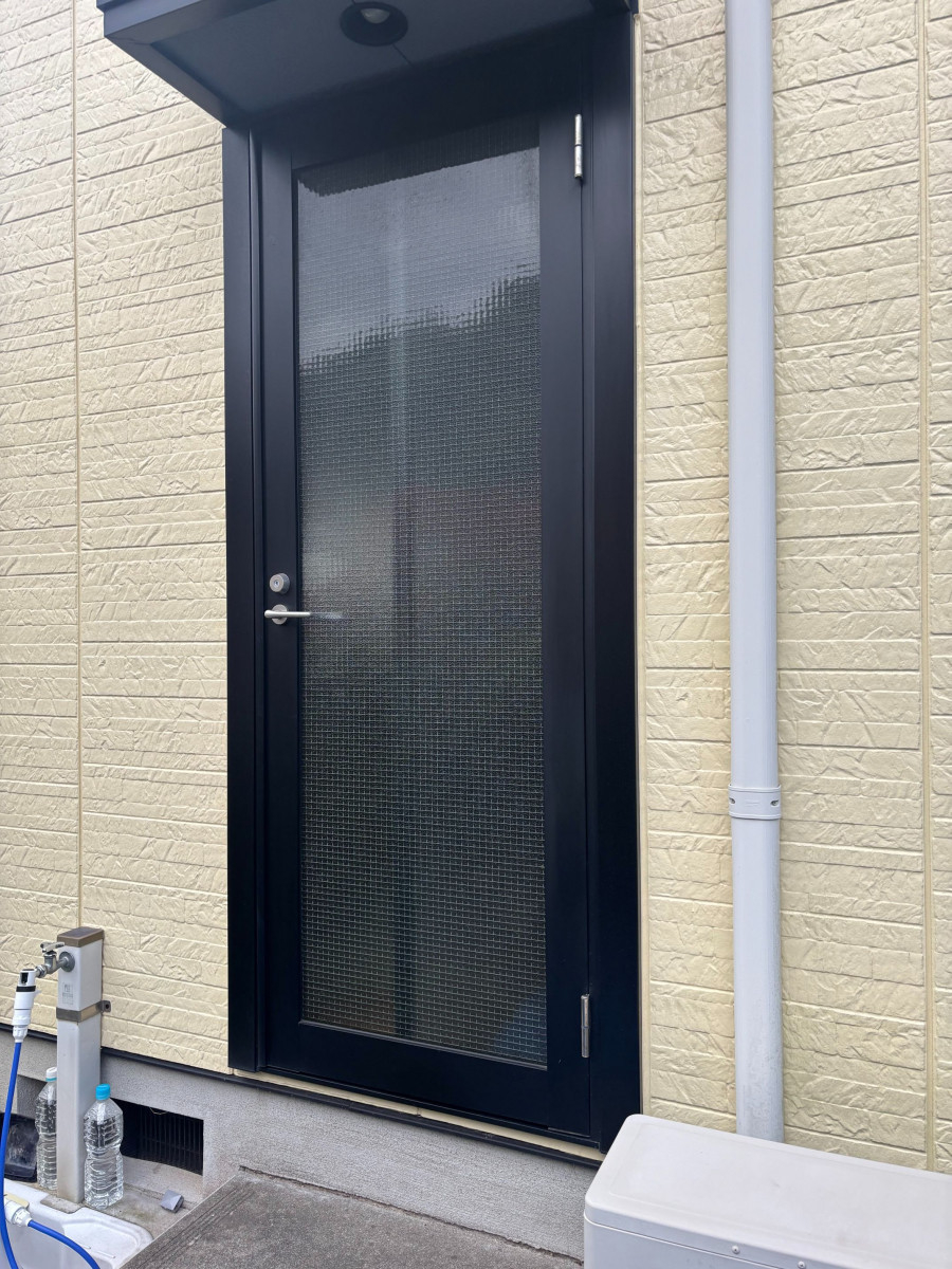 リフォームきたむらの兵庫県神戸市Y様邸｜結露と寒さから解放！勝手口リフォームでキッチンを快適な場所にの施工前の写真1