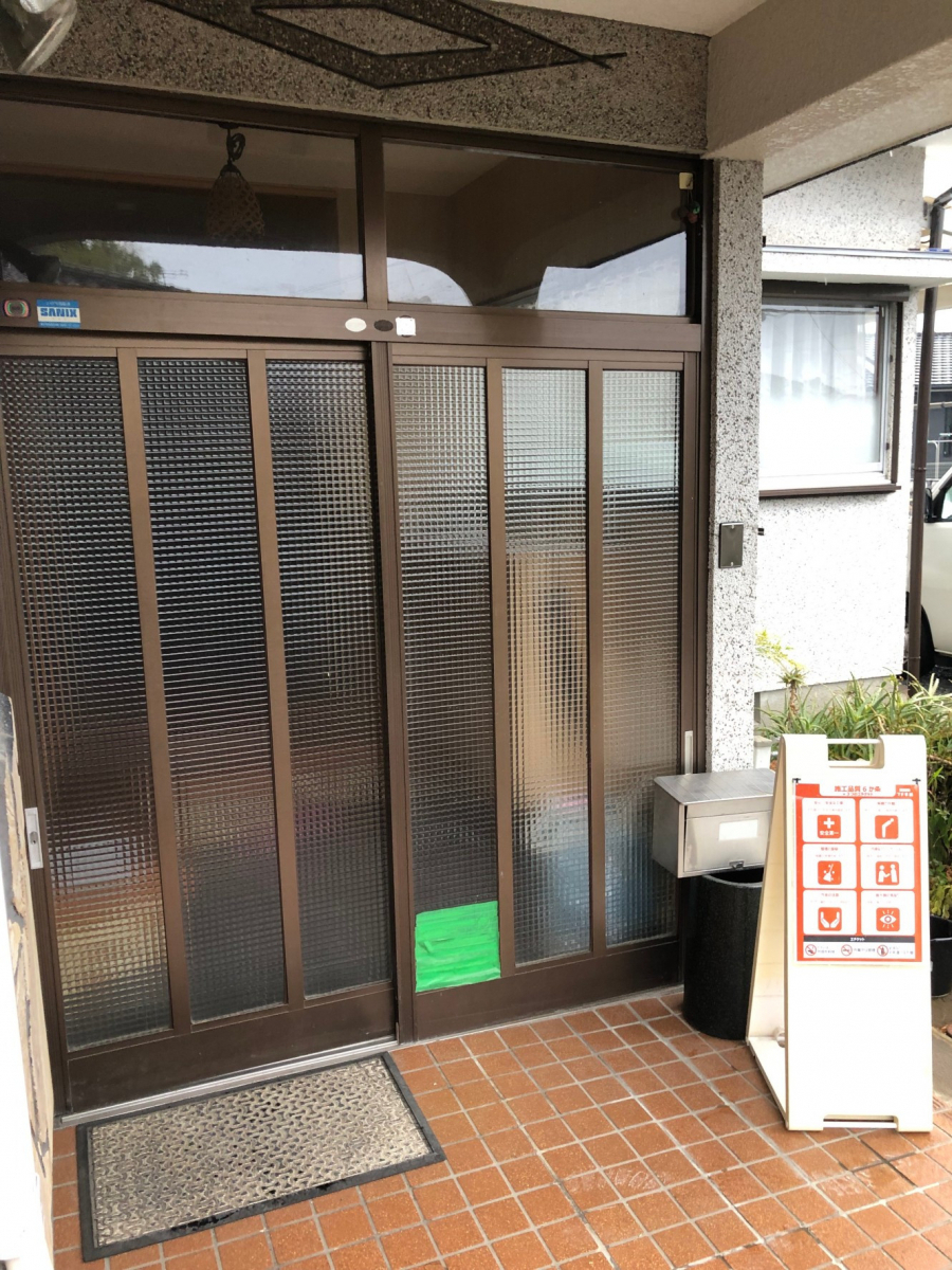 米田トーヨー住器の玄関取替え　の施工前の写真1