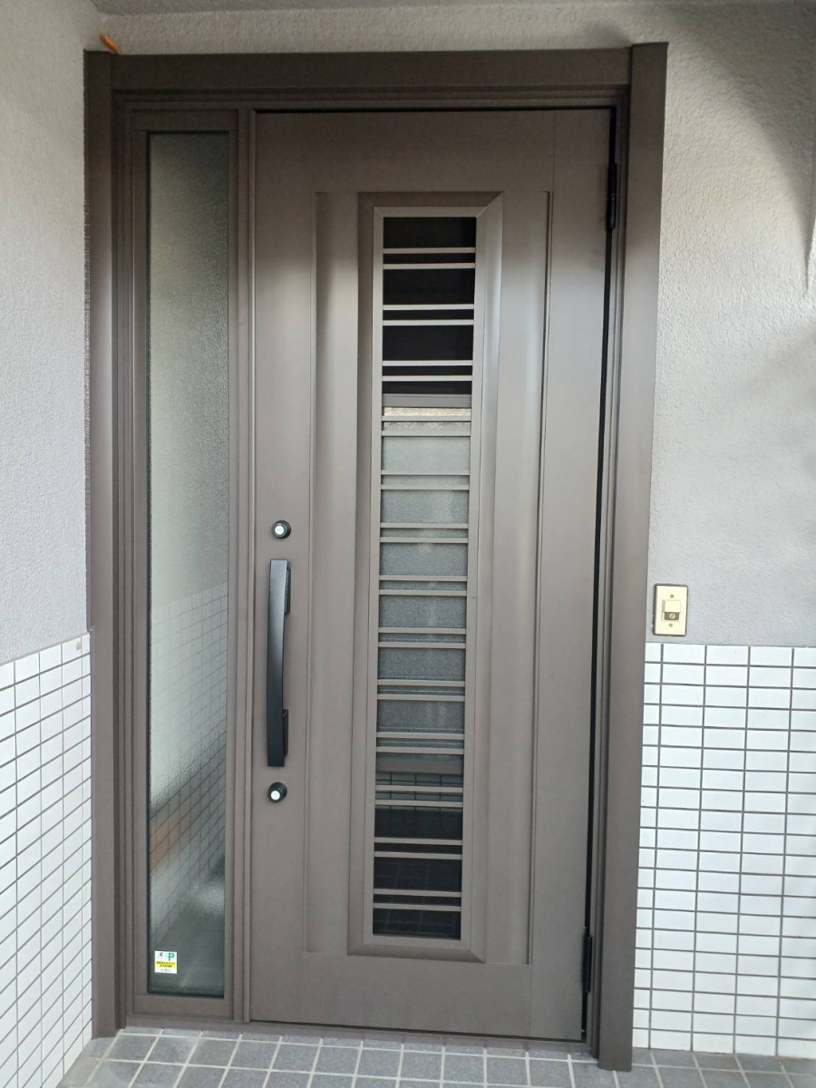 米田トーヨー住器の【玄関ドア】我が家の顔もたった1日で新品に【リフォーム】の施工後の写真1