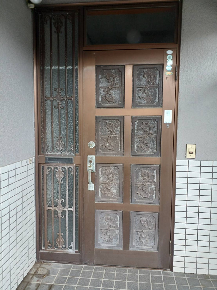 米田トーヨー住器の【玄関ドア】我が家の顔もたった1日で新品に【リフォーム】の施工前の写真1