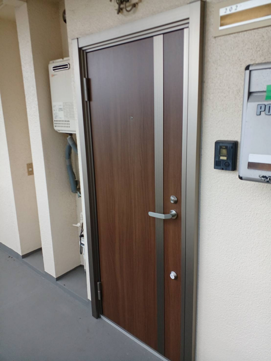 米田トーヨー住器の【玄関】リシェントなら、壁を壊さず、１日で　玄関ドアのリフォーム完了。の施工後の写真1