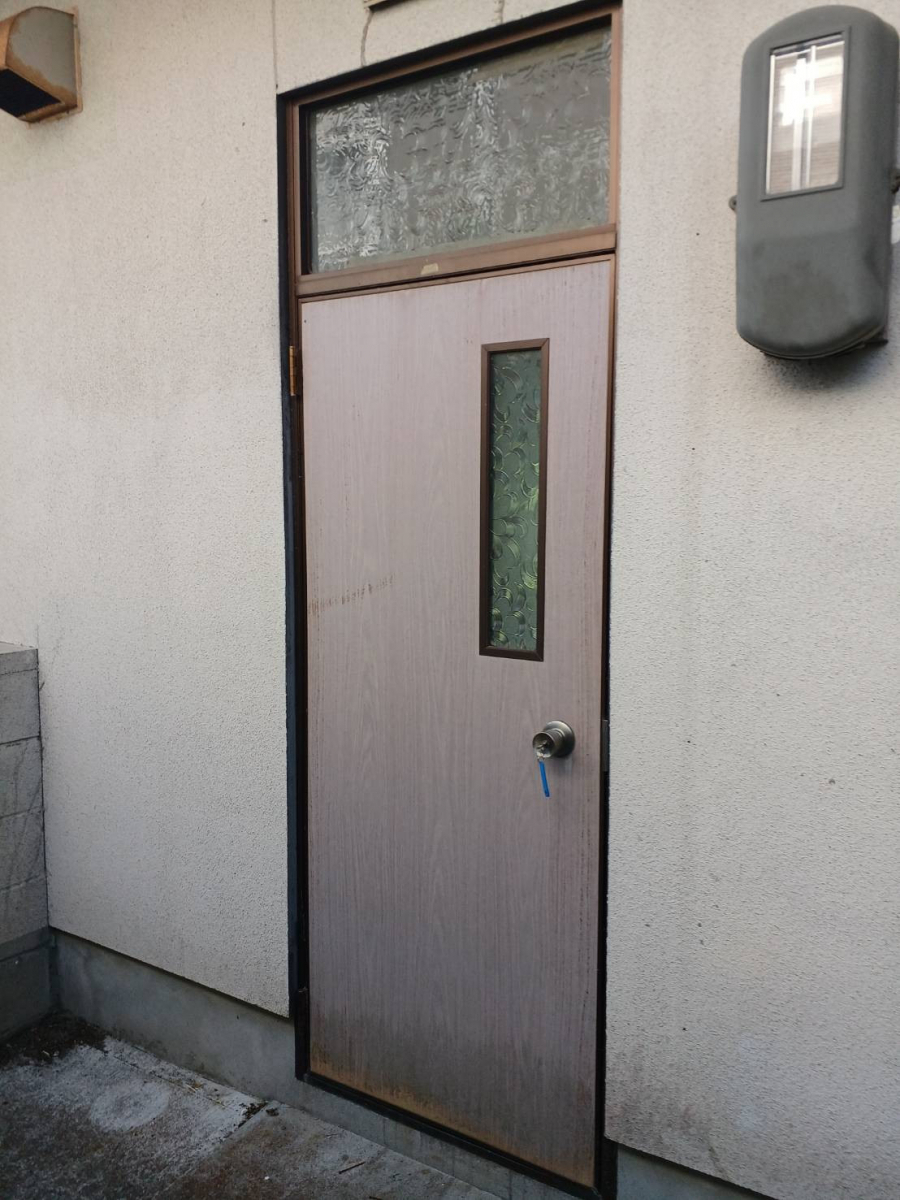 米田トーヨー住器の【リフォーム勝手口ドア】「たった1日で玄関が変わる!リシェント勝手口ドアのビフォーアフター」の施工前の写真1