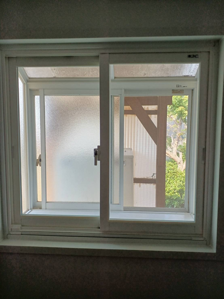 米田トーヨー住器の【内窓】寒さ・結露・視線対策を一気に解決!補助金でお得にあたたかリフォーム。【補助金締切迫る】の施工後の写真2