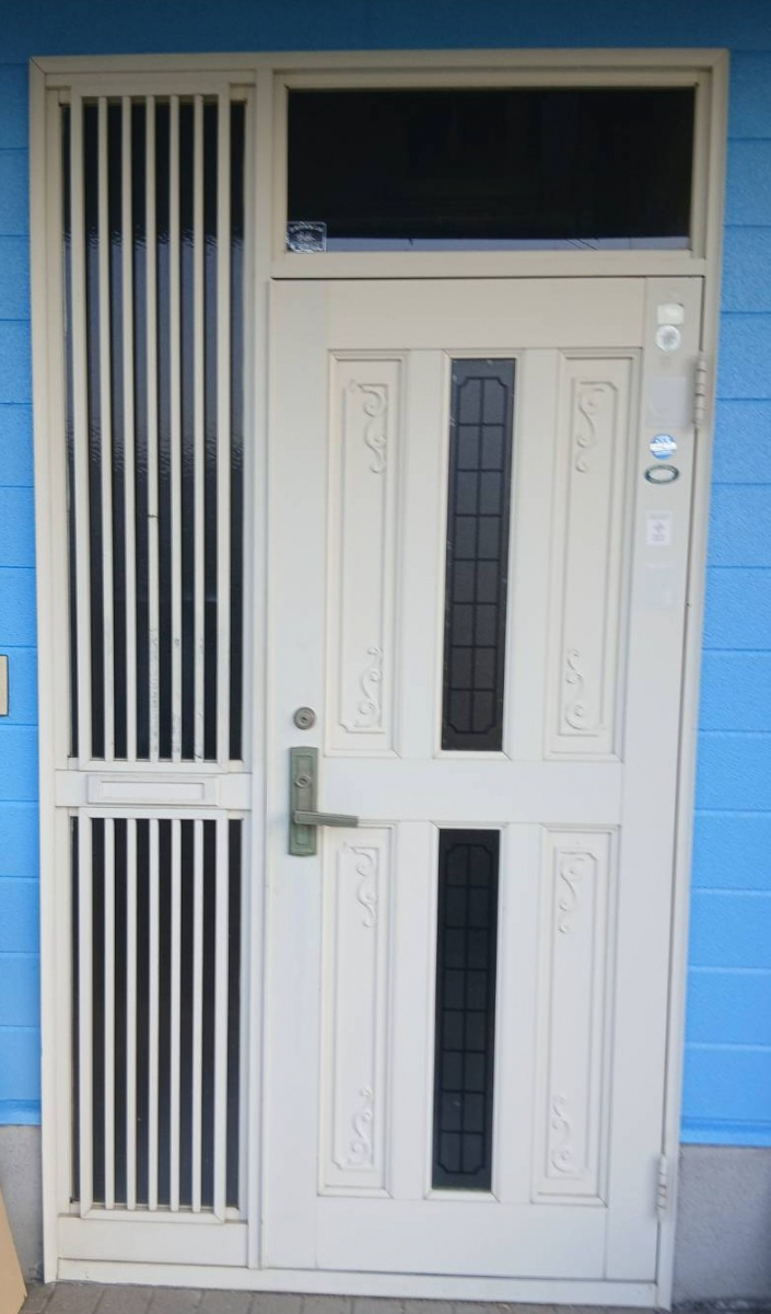 米田トーヨー住器の【玄関】リシェントなら、壁を壊さず、１日で　玄関ドアのリフォーム完了。の施工前の写真1