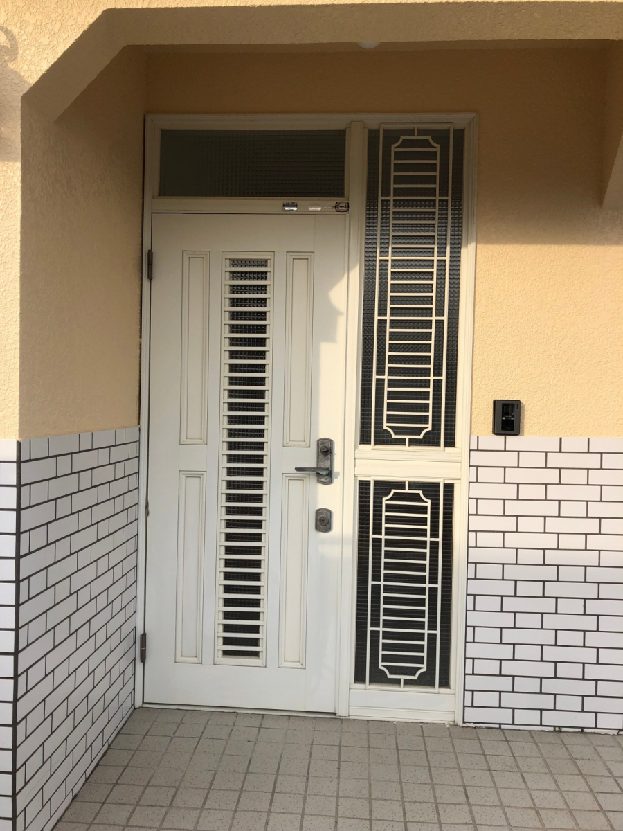 米田トーヨー住器の【玄関ドア】我が家の顔もたった1日で新品に【リフォーム】の施工前の写真1
