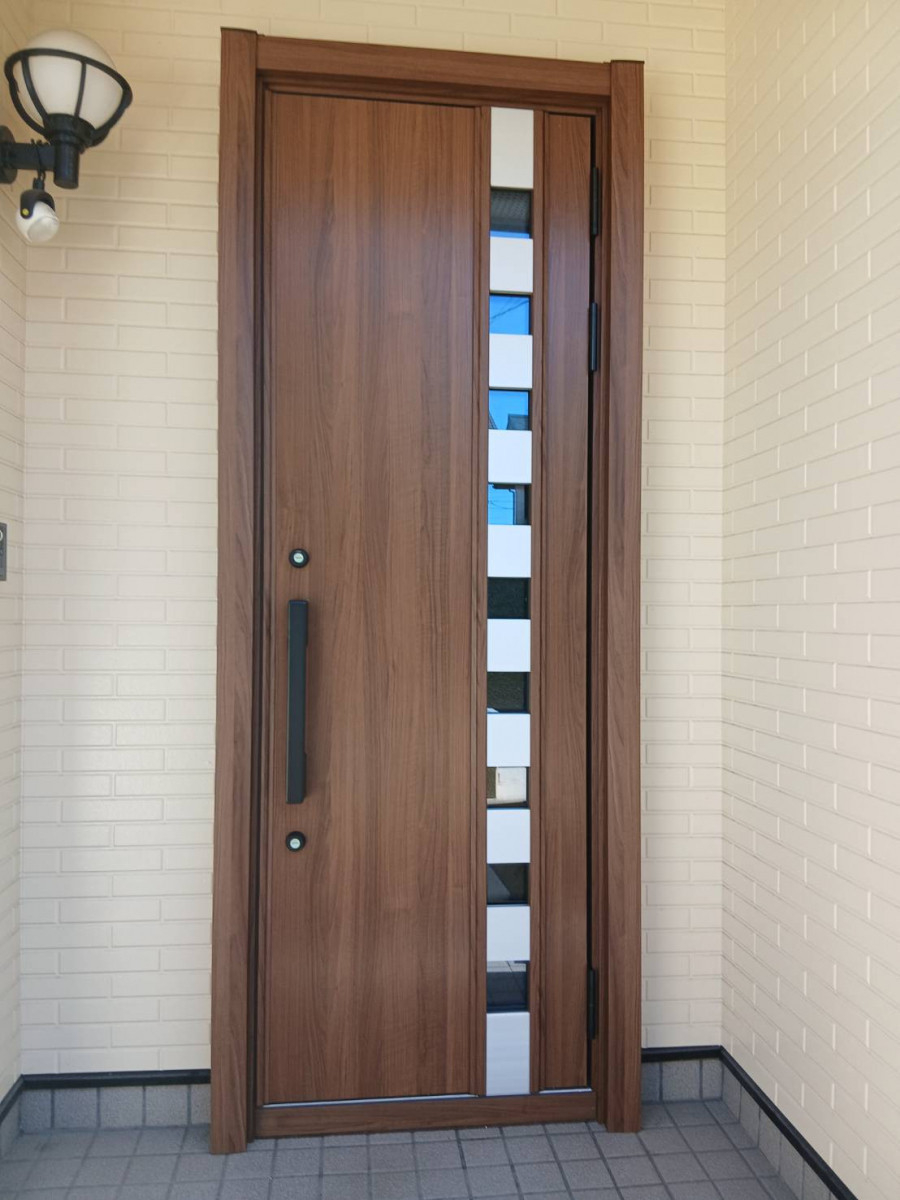 米田トーヨー住器の【玄関ドア】我が家の顔もたった1日で新品に【リフォーム】の施工後の写真1