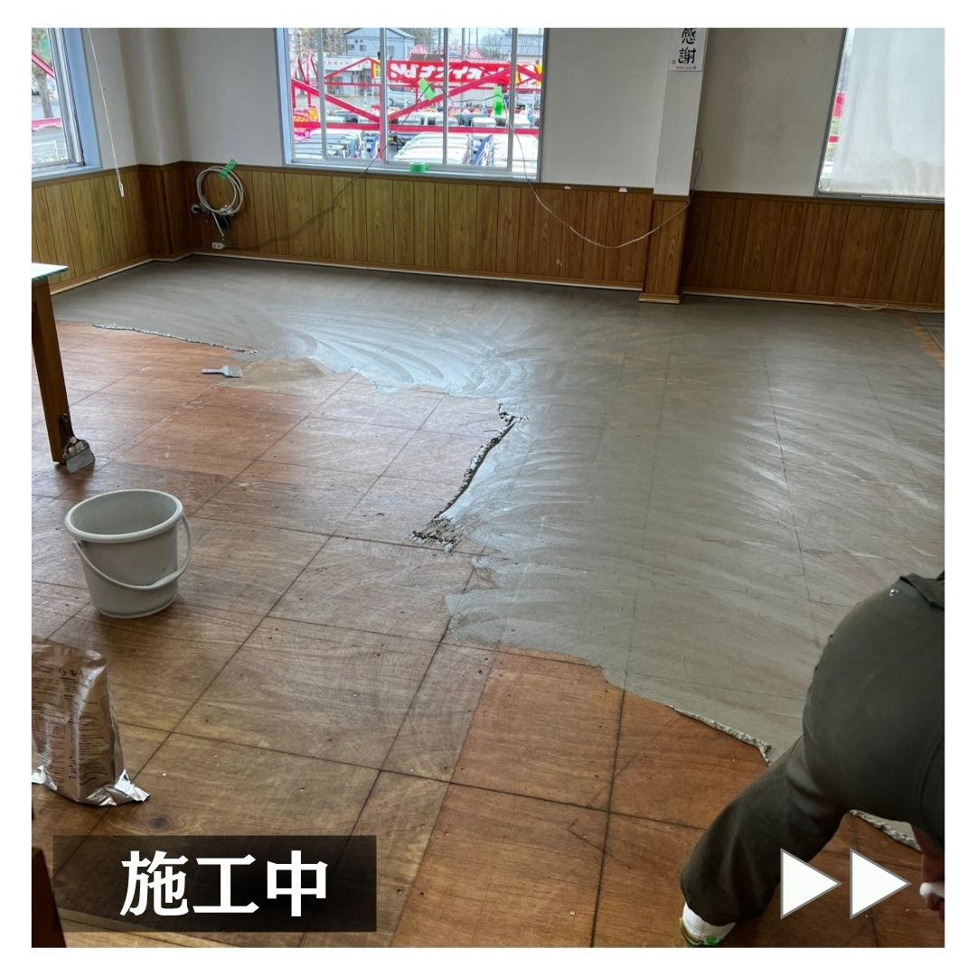 小島サッシトーヨー住器の店舗の掃除が劇的に楽になる！某車屋様の床貼り替えリフォーム事例！の施工事例詳細写真2