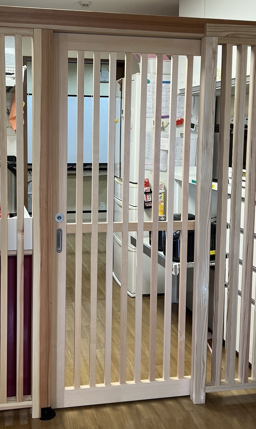 小島サッシトーヨー住器の「見守り」と「安心」を木のぬくもりで繋ぐ。老人ホームのキッチンに施したオーダーメイドの格子壁。の施工事例詳細写真2