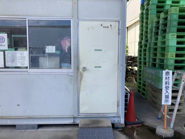 小島サッシトーヨー住器の常総市　工場　ドア交換の施工前の写真1