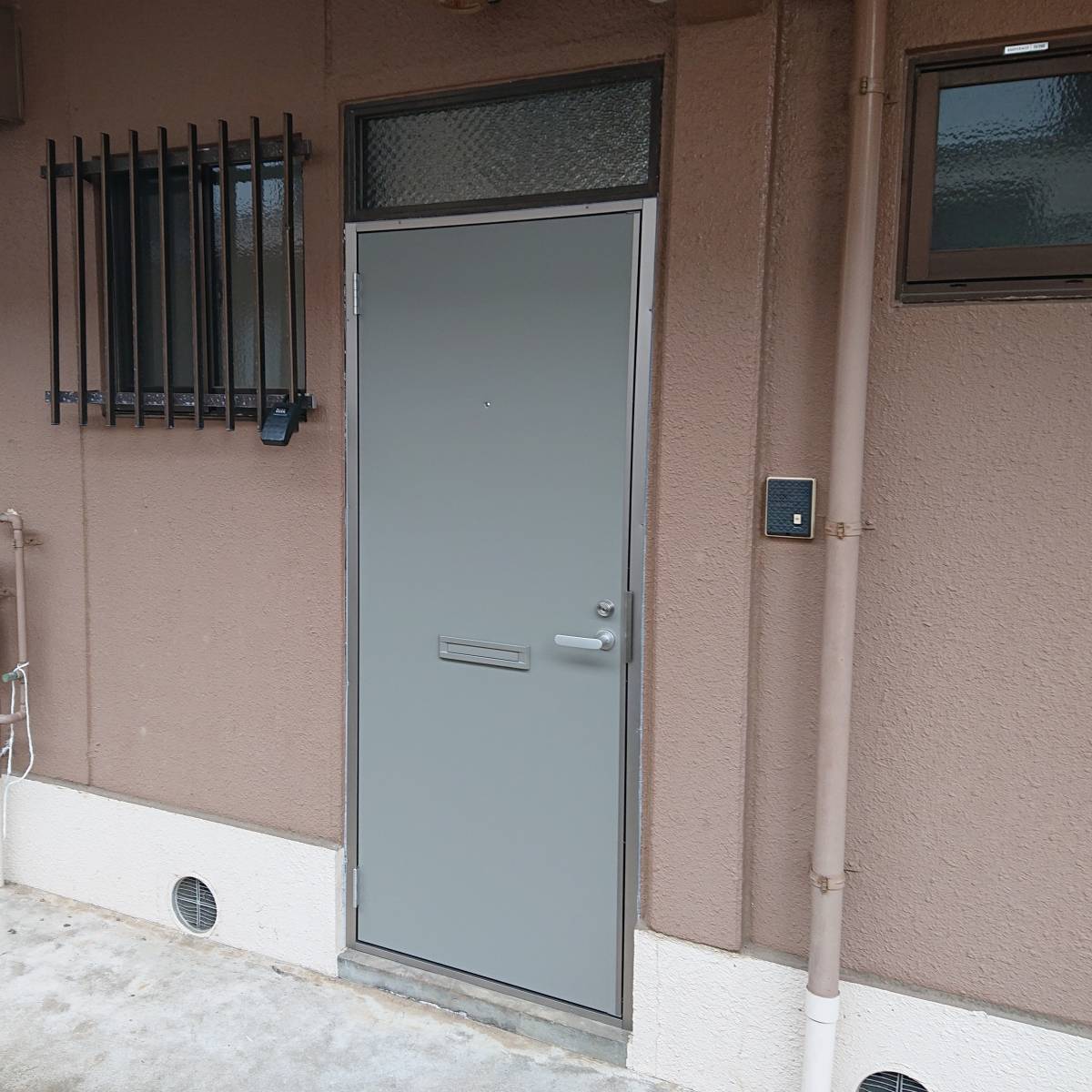 小島サッシトーヨー住器の常総市　アパート玄関ドアを新しくしました！の施工後の写真1