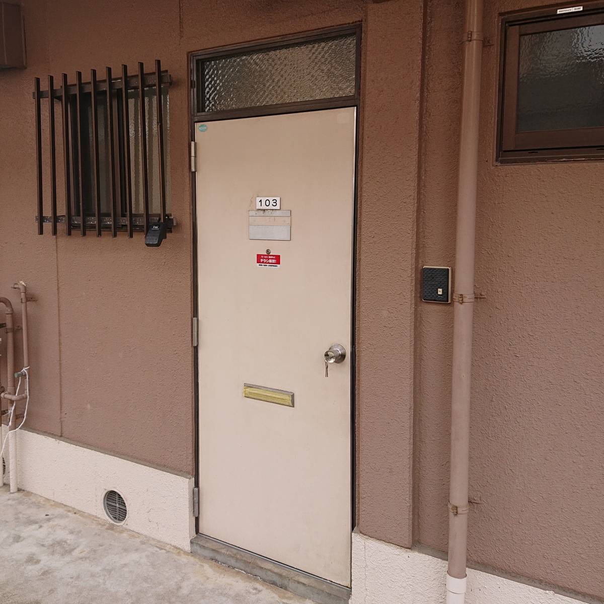小島サッシトーヨー住器の常総市　アパート玄関ドアを新しくしました！の施工前の写真1