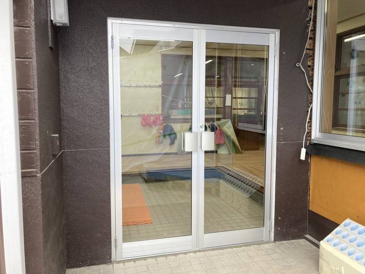 小島サッシトーヨー住器の取手市　保育園のドアを新しく交換しました！の施工前の写真1