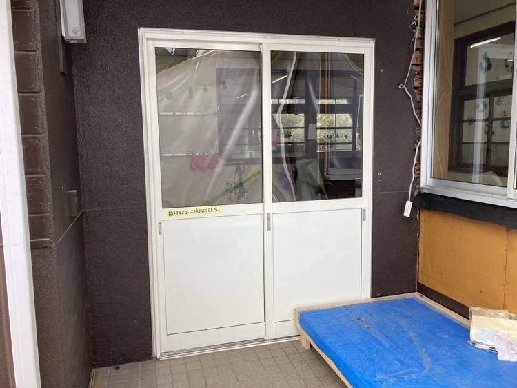 小島サッシトーヨー住器の取手市　保育園のドアを新しく交換しました！の施工前の写真1
