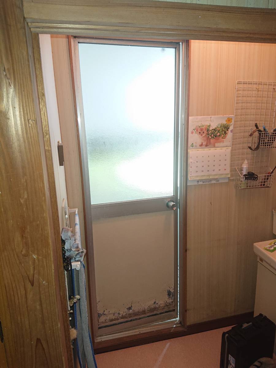 小島サッシトーヨー住器のお風呂のドア交換リフォーム工事を行いました！の施工前の写真1