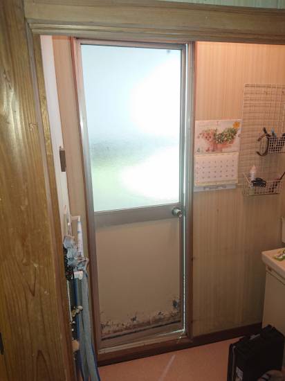 小島サッシトーヨー住器のお風呂のドア交換リフォーム工事を行いました！施工事例写真1