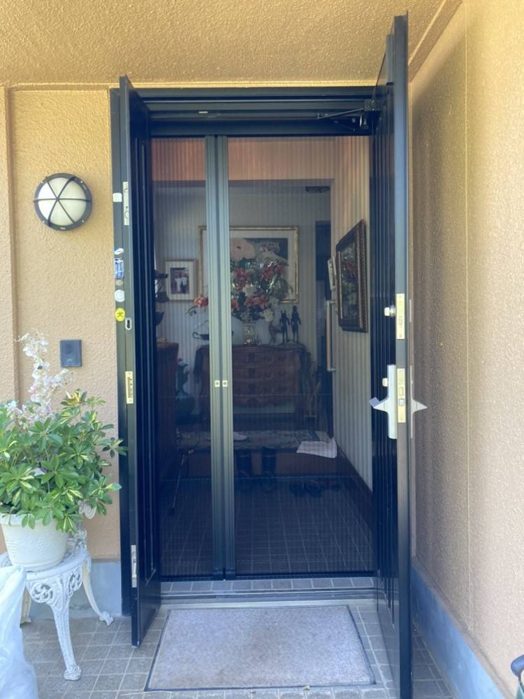 小島サッシトーヨー住器の玄関ドアにも網戸取付出来ます😊玄関から換気して風を取り入れましょう！！の施工後の写真1
