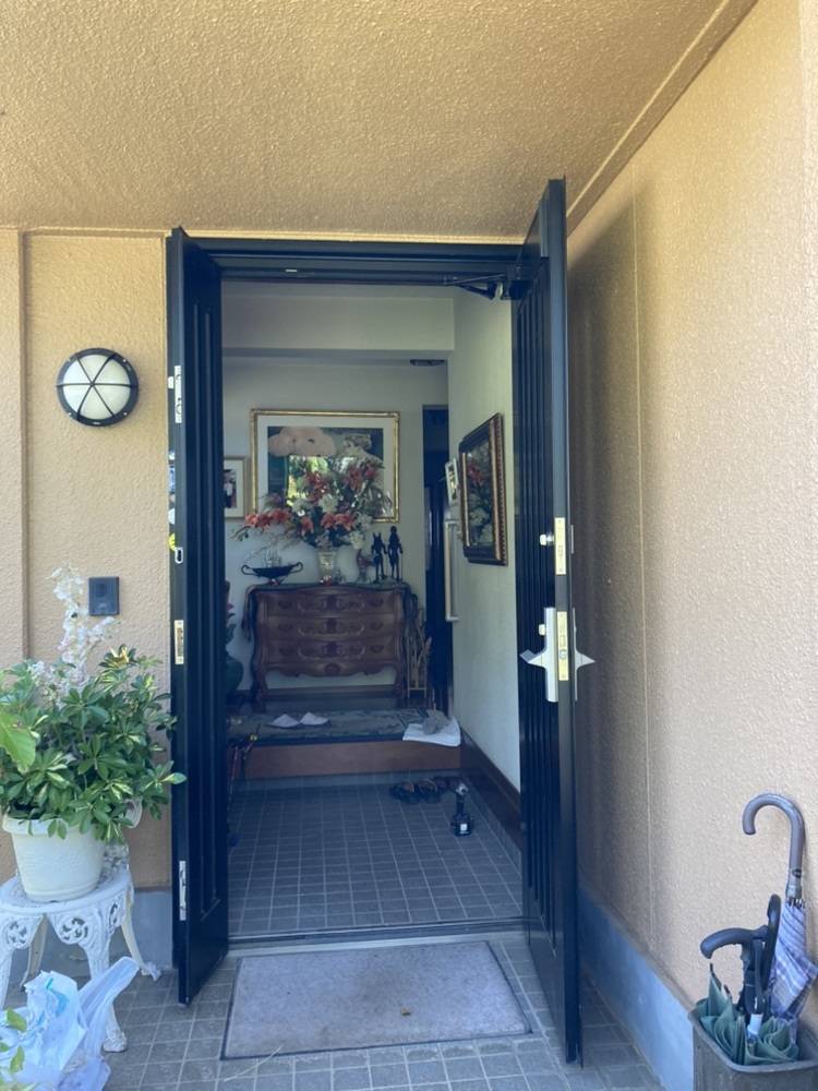 小島サッシトーヨー住器の玄関ドアにも網戸取付出来ます😊玄関から換気して風を取り入れましょう！！の施工前の写真1