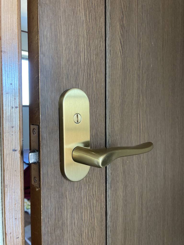 小島サッシトーヨー住器の室内ドアのレバーハンドルを鍵付きのレバーハンドルへ取り替えました！の施工後の写真1