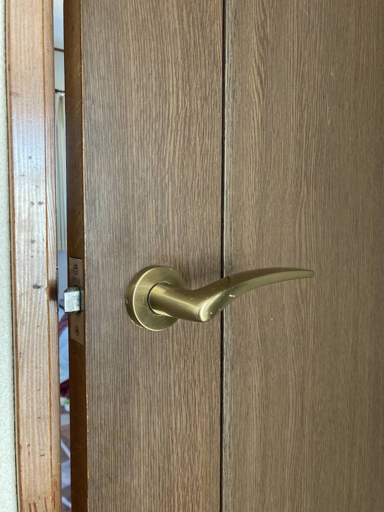 小島サッシトーヨー住器の室内ドアのレバーハンドルを鍵付きのレバーハンドルへ取り替えました！の施工前の写真1