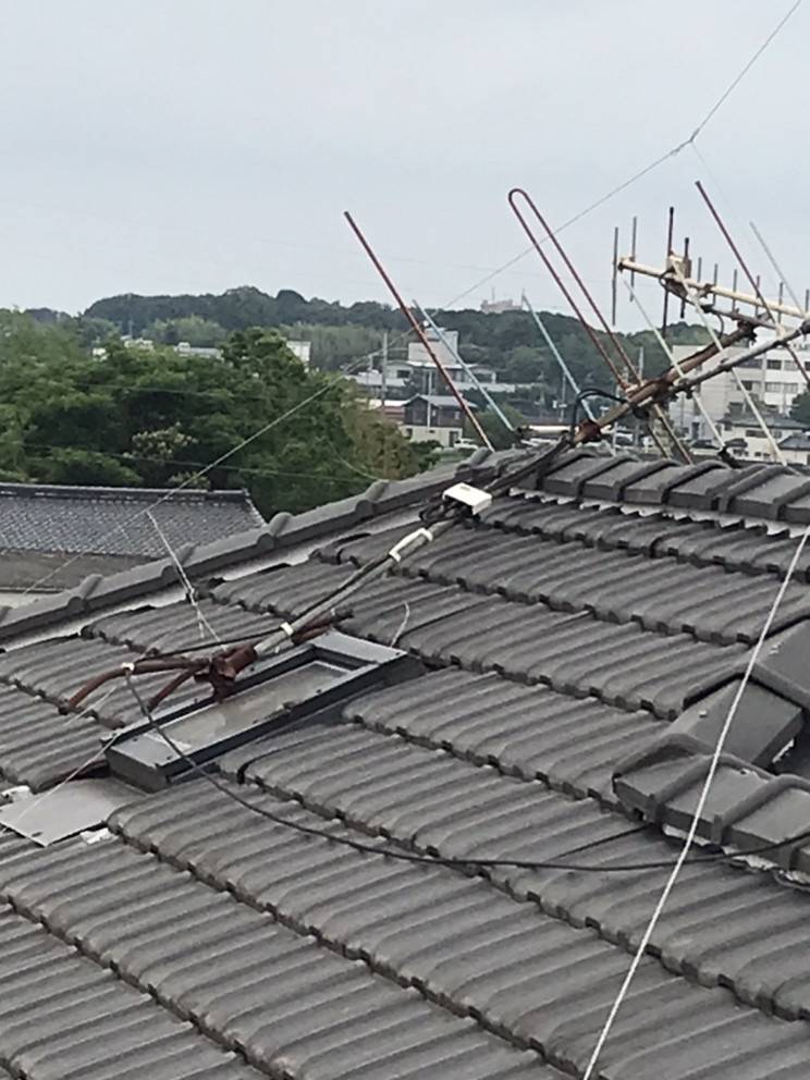 小島サッシトーヨー住器の台風被害　屋根アンテナ撤去工事の施工前の写真1