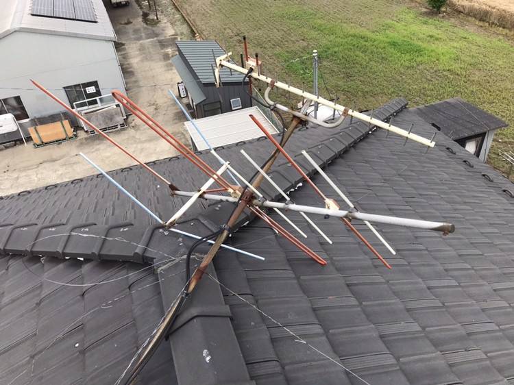 小島サッシトーヨー住器の台風被害　屋根アンテナ撤去工事の施工前の写真2