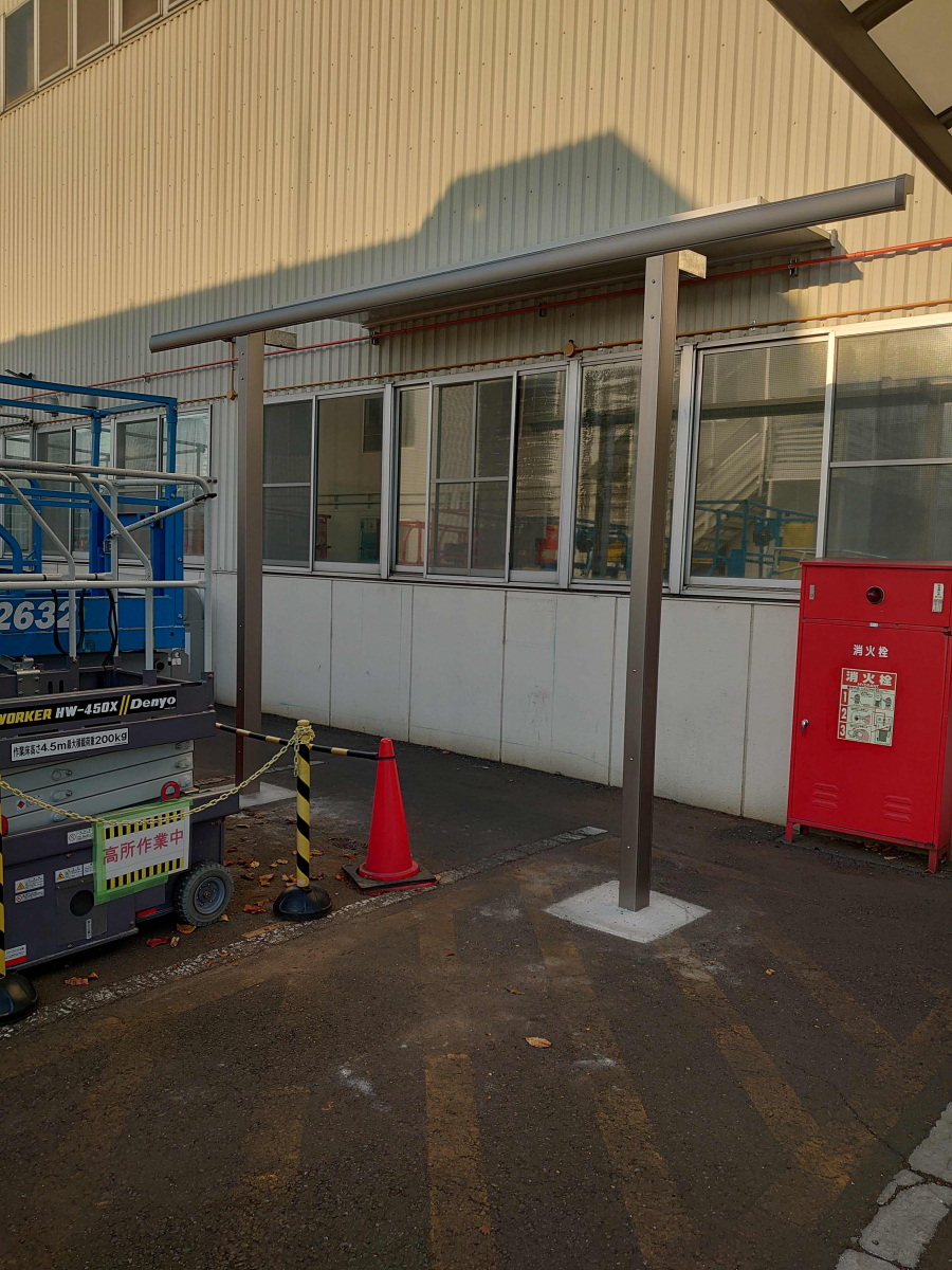 小島サッシトーヨー住器の工場の出入り口にテラスを取り付けました！の施工後の写真2
