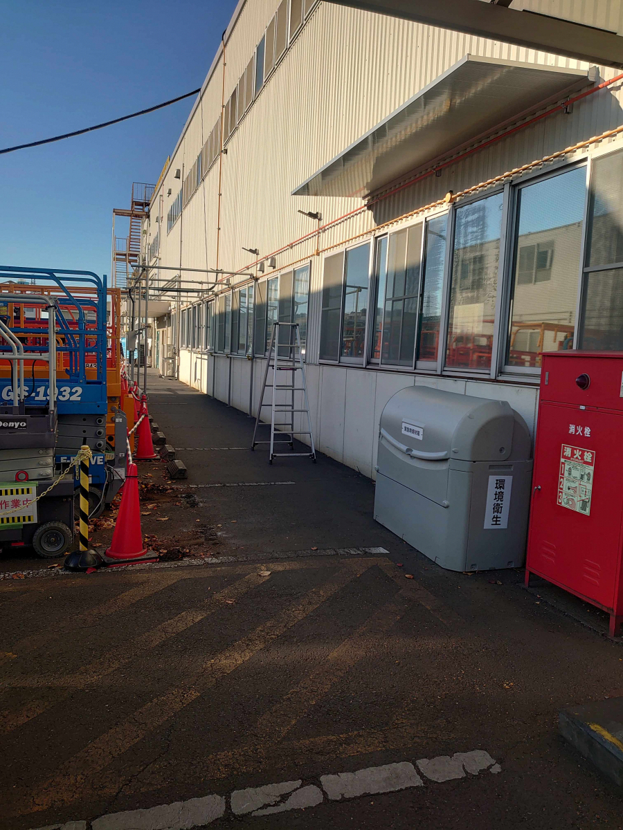 小島サッシトーヨー住器の工場の出入り口にテラスを取り付けました！の施工前の写真1