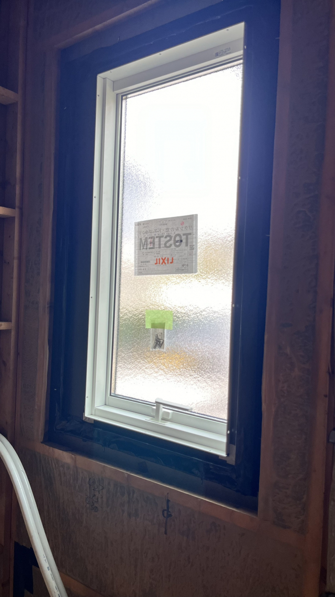 小島サッシトーヨー住器のお風呂の窓をリプラスで新しく交換しました！の施工後の写真2