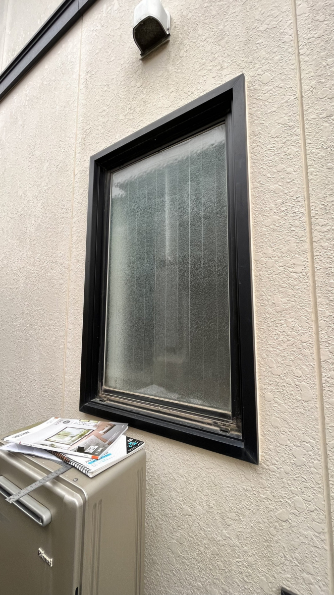 小島サッシトーヨー住器のお風呂の窓をリプラスで新しく交換しました！の施工前の写真1
