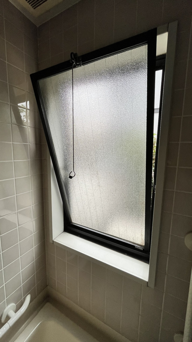 小島サッシトーヨー住器のお風呂の窓をリプラスで新しく交換しました！の施工前の写真2