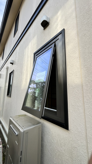 小島サッシトーヨー住器のお風呂の窓をリプラスで新しく交換しました！施工事例写真1